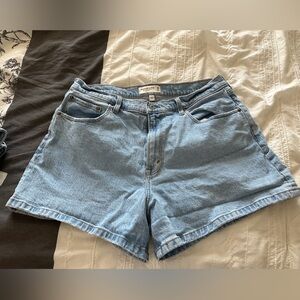 Abercrombie curve love 4” mom short